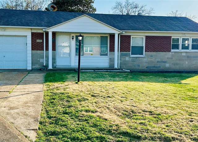 Property at 4400 Mohegan Dr, St Louis, MO 63123, 3 beds, 2.5 baths